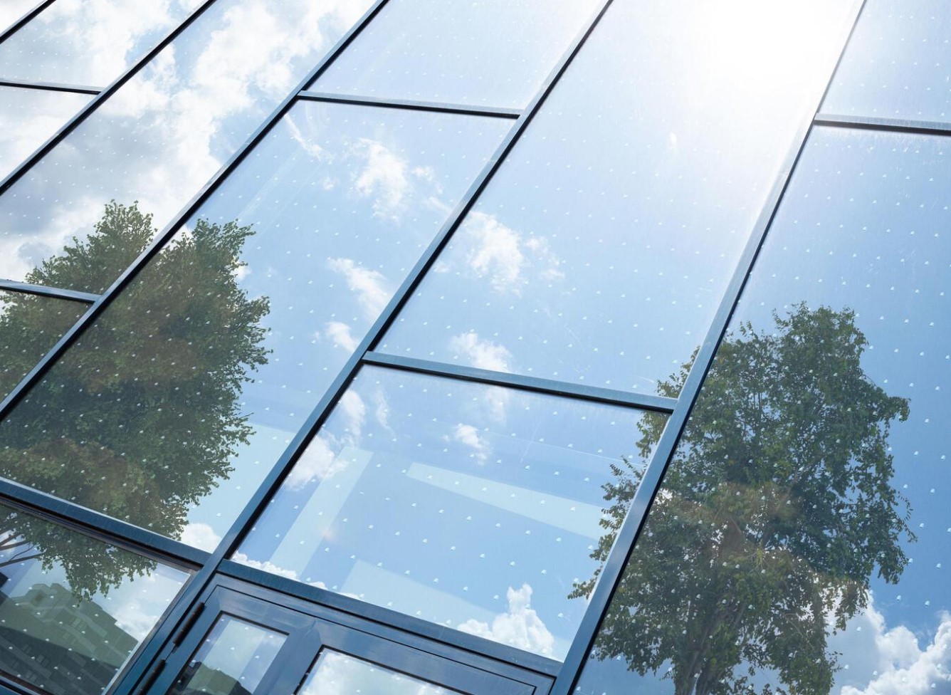 استفاده از شیشه‌ی محافظ در ساختمان‌ها 